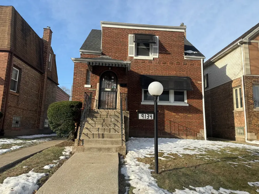 9134 S Paxton Avenue, Chicago, IL 60617 - Image #2