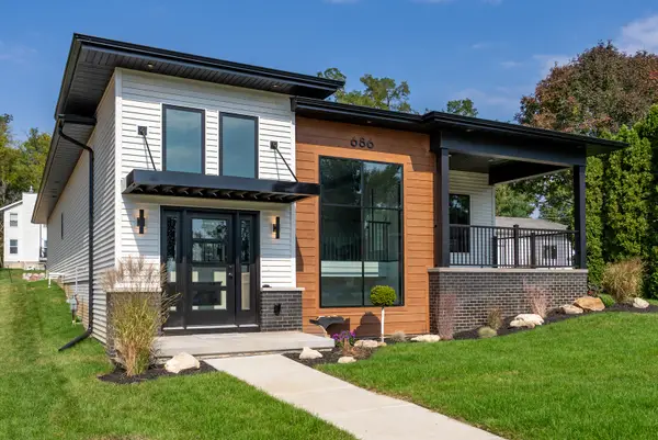 686 Jones Court, Bettendorf, IA 52722