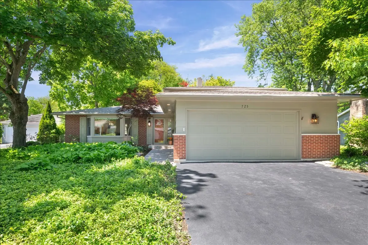 725 Kenwood Avenue, Libertyville, IL 60048 - #1