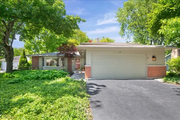 725 Kenwood Avenue, Libertyville, IL 60048