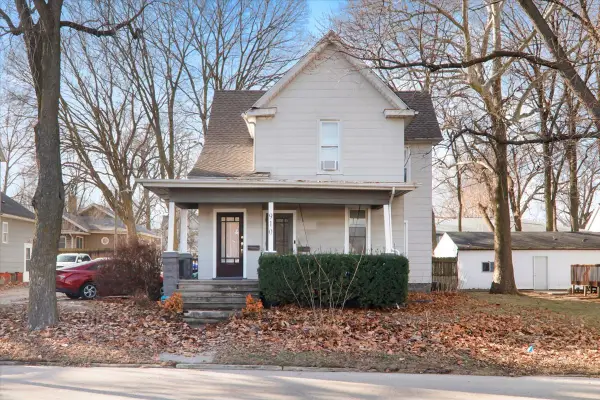 910 N Center Street, Bloomington, IL 61701