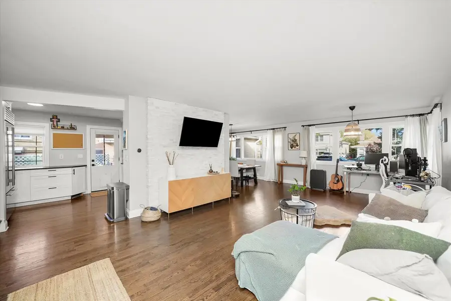 3801 W Sherwin Avenue, Lincolnwood, IL 60712 - Image #3