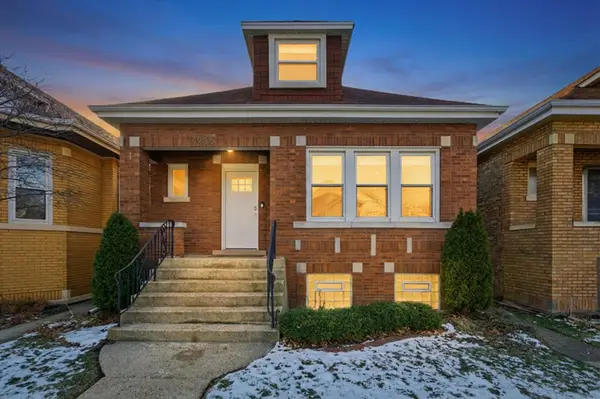 4935 W Carmen Avenue, Chicago, IL 60630