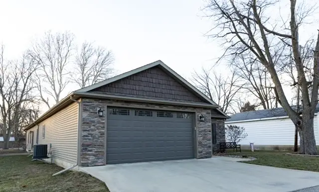 413 Moore Street, Clinton, IL 61727 - Image #2