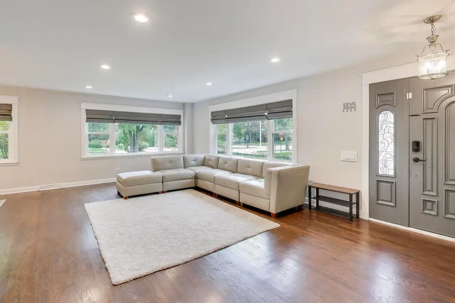 6025 N Hiawatha Avenue, Chicago, IL 60646 - Image #2