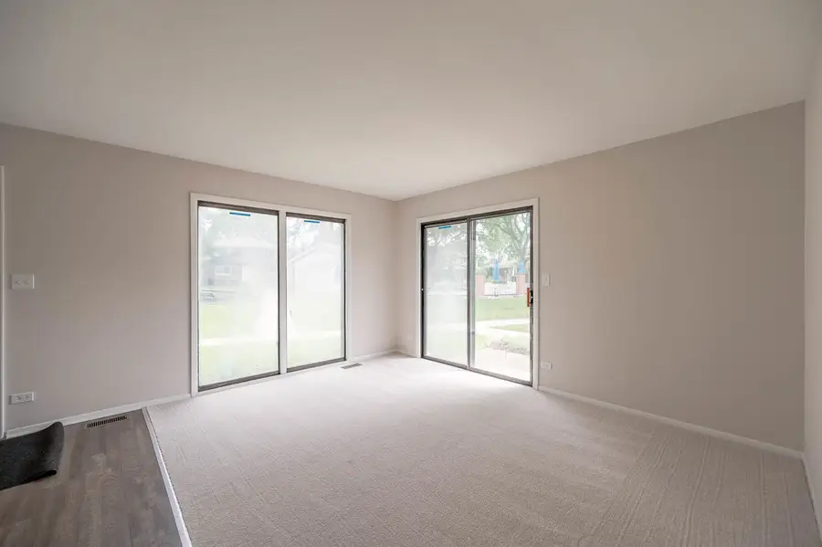 2S739 Winchester Circle #1, Warrenville, IL 60555 - Image #2