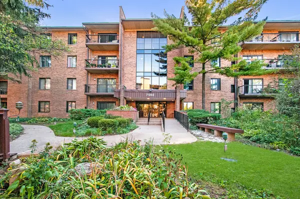 7502 Farmingdale Drive #202, Darien, IL 60561