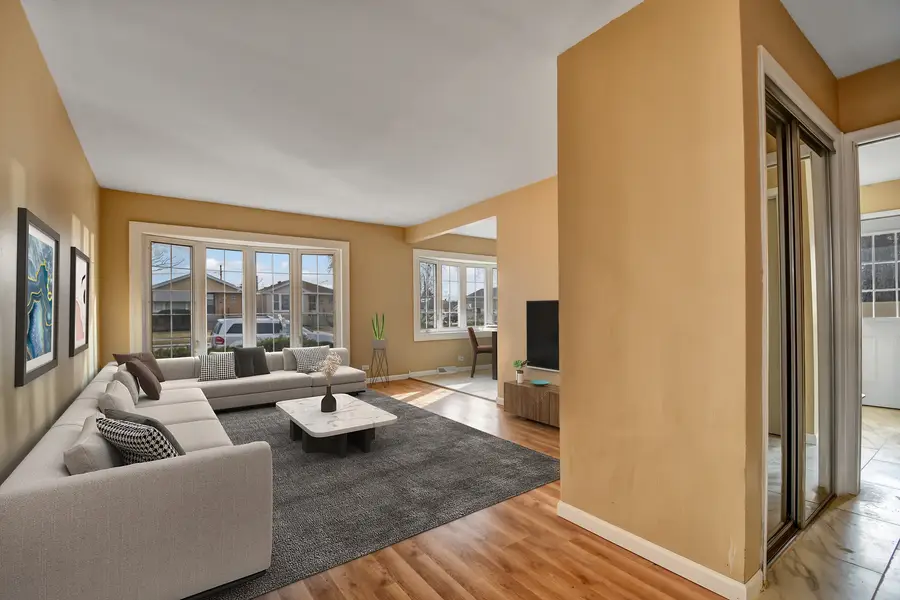 7754 S Mcvicker Avenue, Burbank, IL 60459 - Image #2