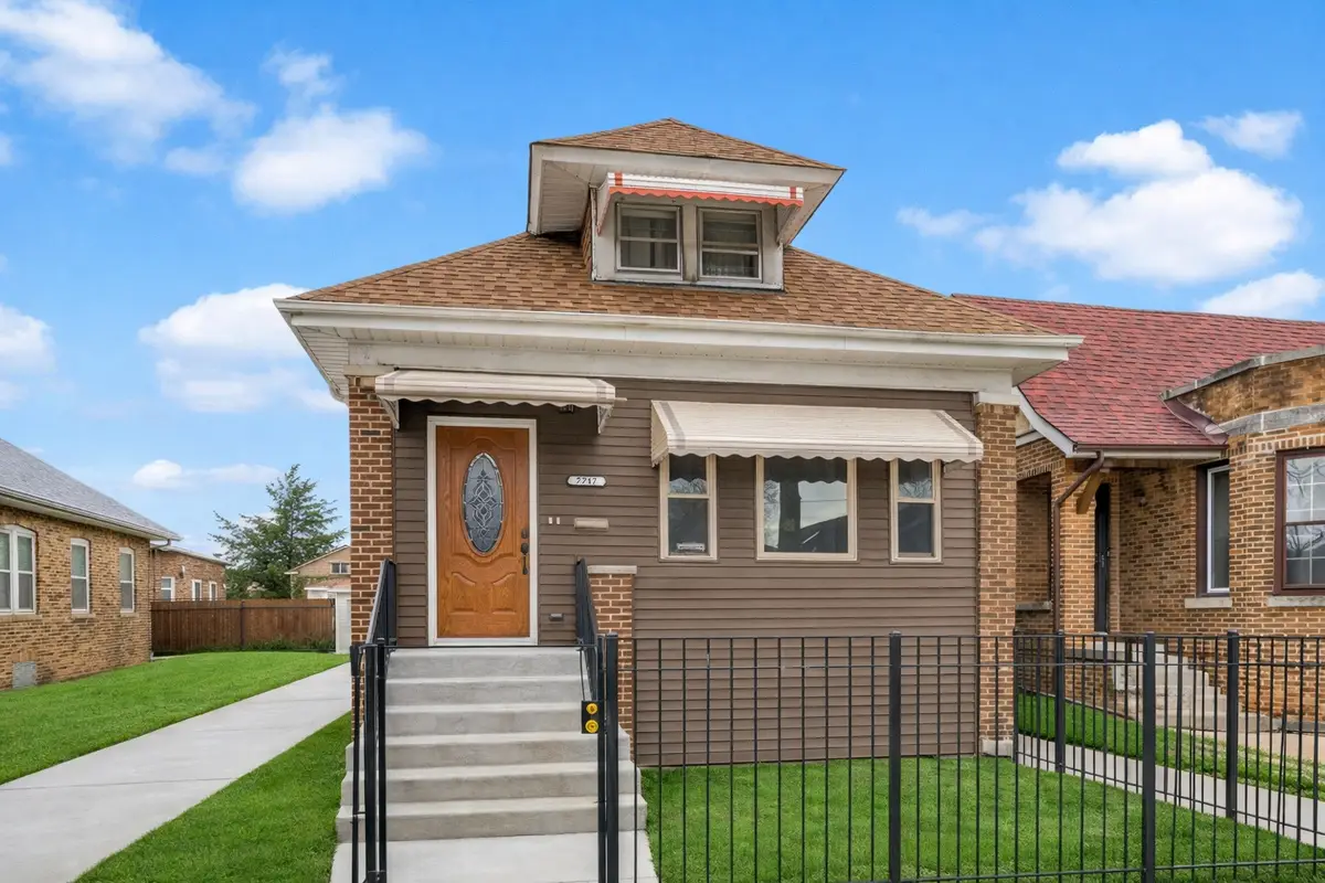 7717 S Luella Avenue, Chicago, IL 60649 - Image #1