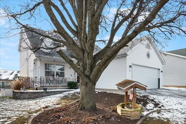 7 Lake Ridge Court, Bloomington, IL 61701