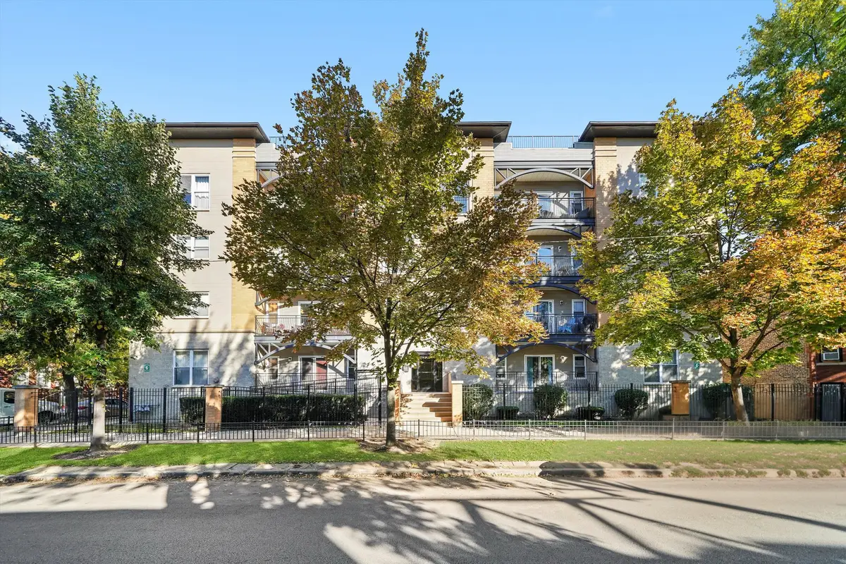 2720 W Cortland Street #302, Chicago, IL 60647 - Image #1
