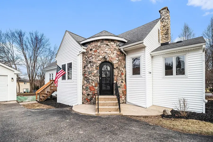 1104 Hillcrest Avenue, Fox River Grove, IL 60021 - Image #2