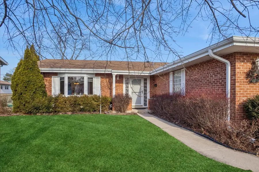 1820 W Thornwood Lane, Mount Prospect, IL 60056 - Image #2