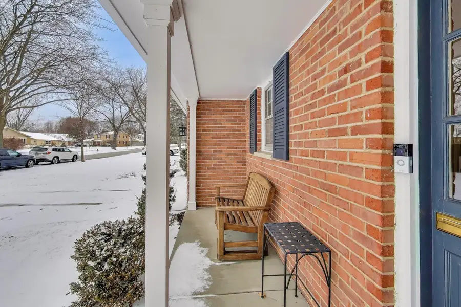 913 N Arrowhead Drive, Palatine, IL 60074 - Image #2