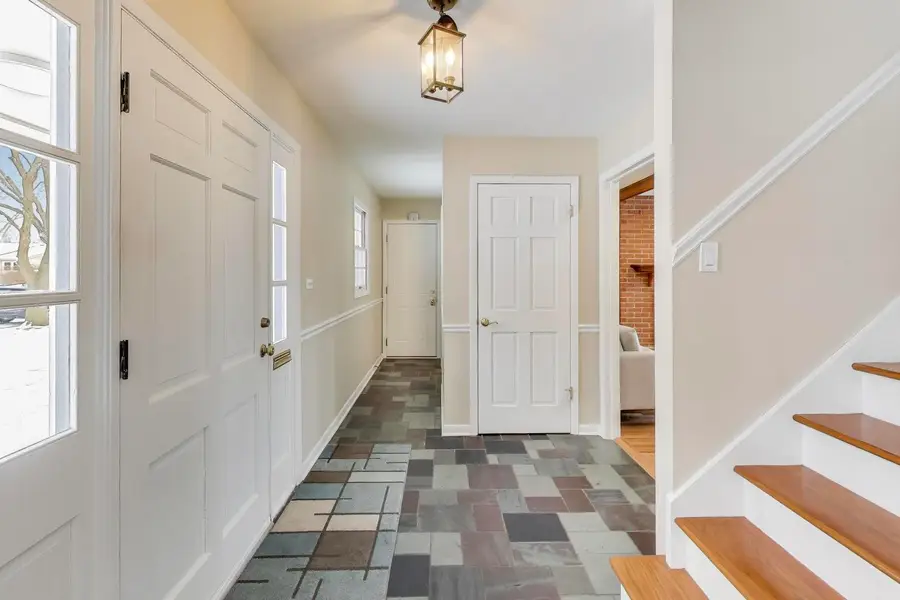 913 N Arrowhead Drive, Palatine, IL 60074 - Image #3