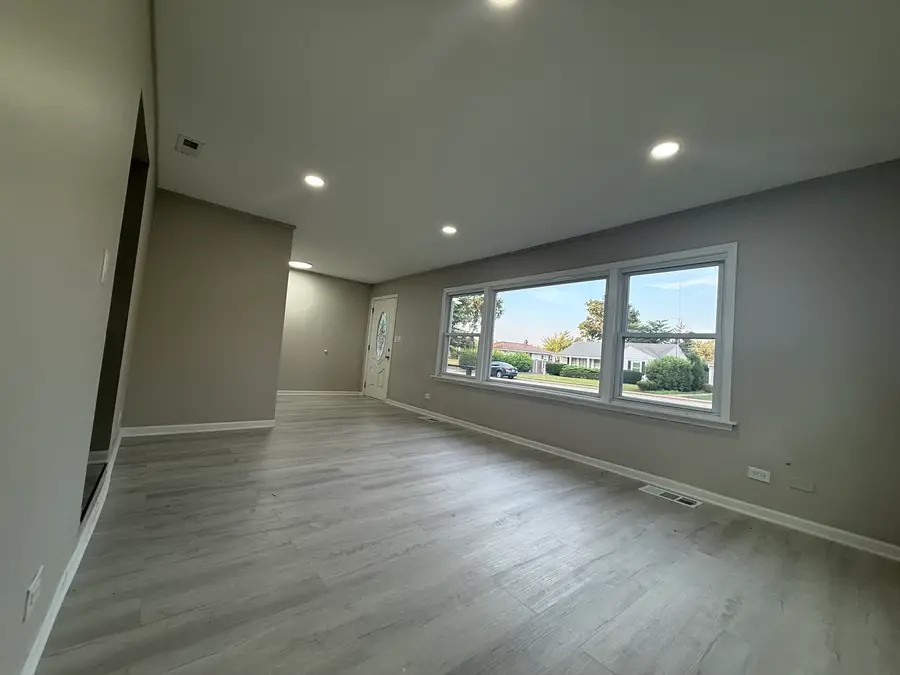 16 S Midland Avenue, Mundelein, IL 60060 - Image #2