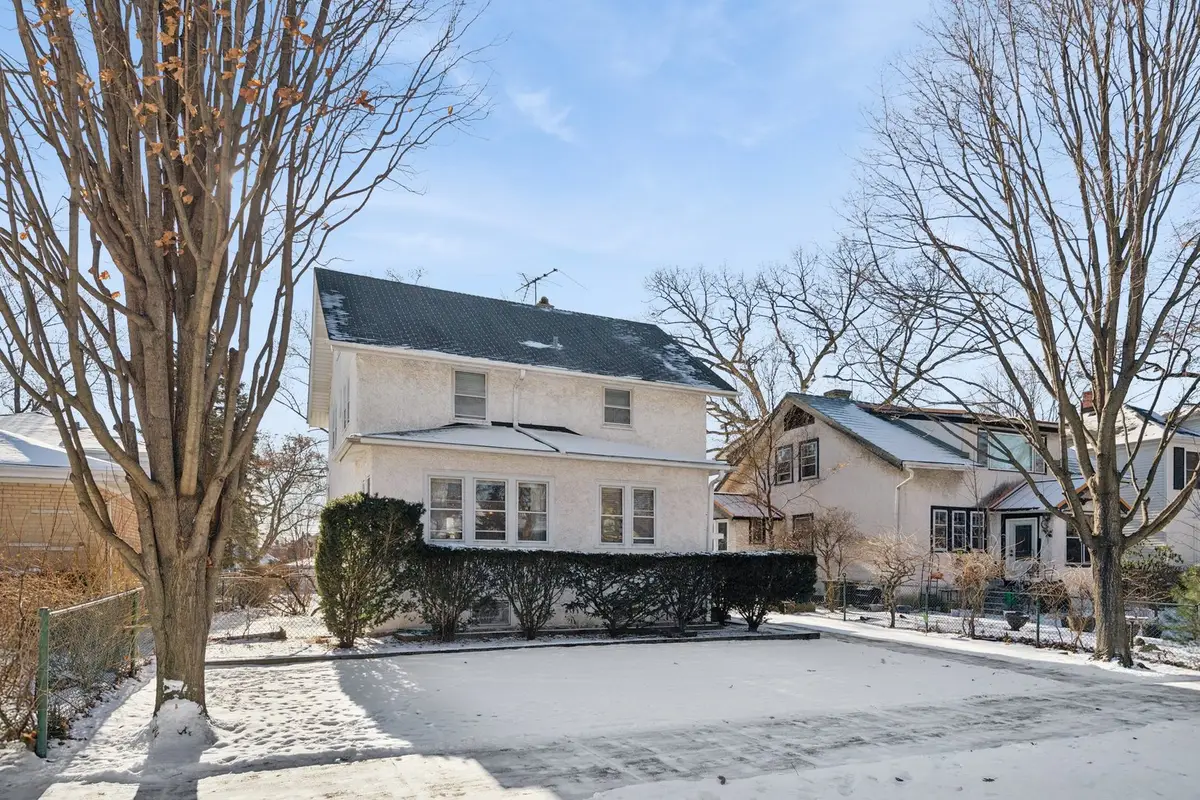 2233 W Greenleaf Avenue, Chicago, IL 60645 - Image #1