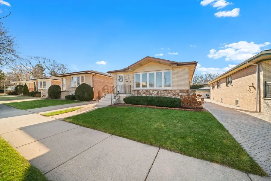 6814 N Dowagiac Avenue, Chicago, IL 60646 - Image #2