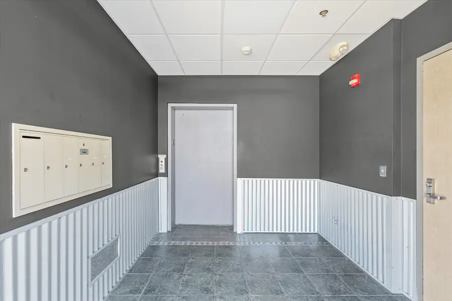 209 E Washington Street #5, Bloomington, IL 61701 - Image #2