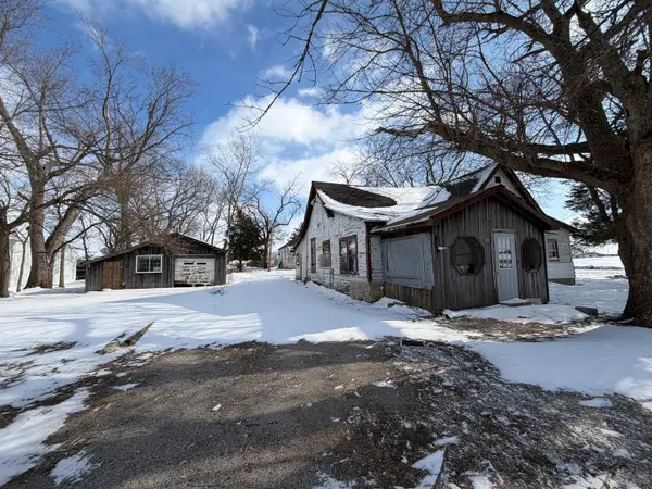 112 S Walnut Street, Oakland, IL 61943