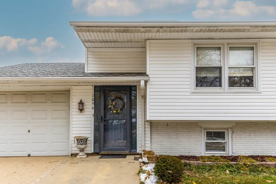 1096 Beechwood Road, Buffalo Grove, IL 60089 - Image #2