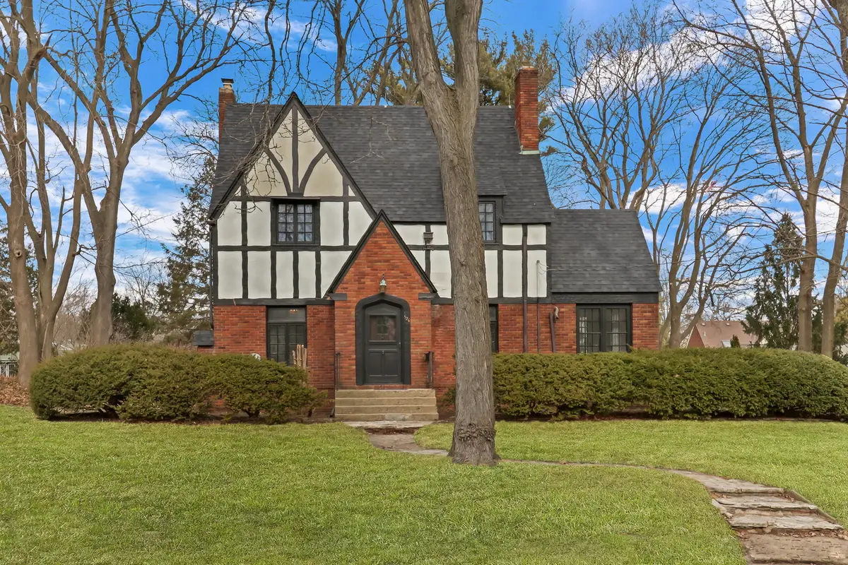 526 W Jackson Street, Woodstock, IL 60098 - #1