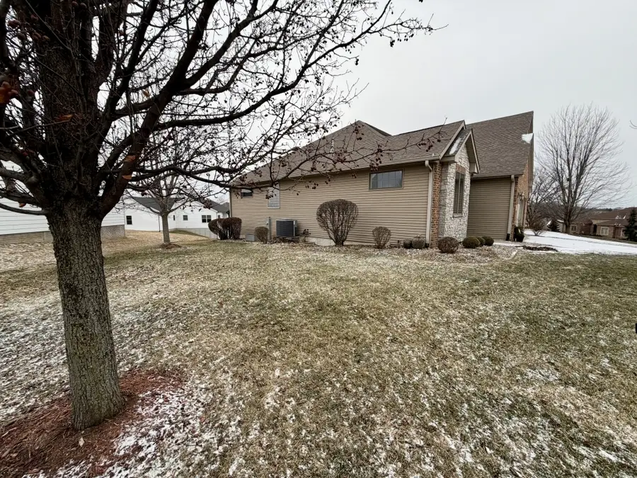 4 Sandstone Court, Le Claire, IA 52753 - Image #2