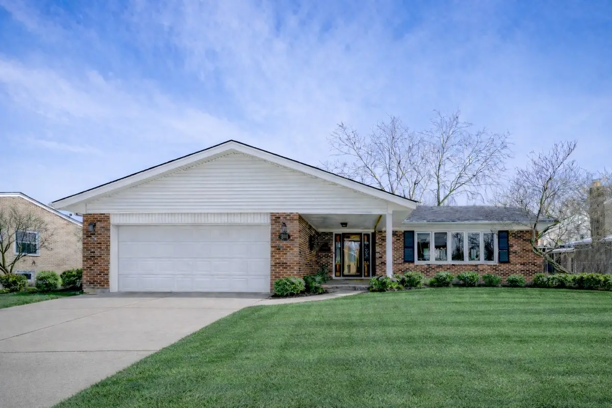 2011 E Robinhood Lane, Arlington Heights, IL 60004 - Image #1