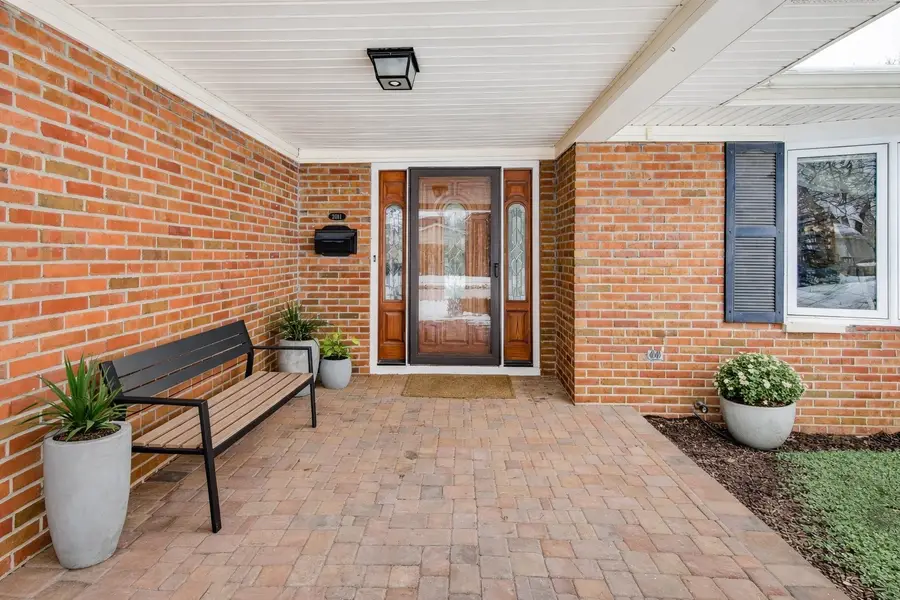 2011 E Robinhood Lane, Arlington Heights, IL 60004 - Image #2