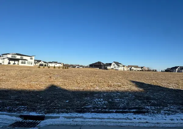 277 Mason Drive, Riverdale, IA 52722