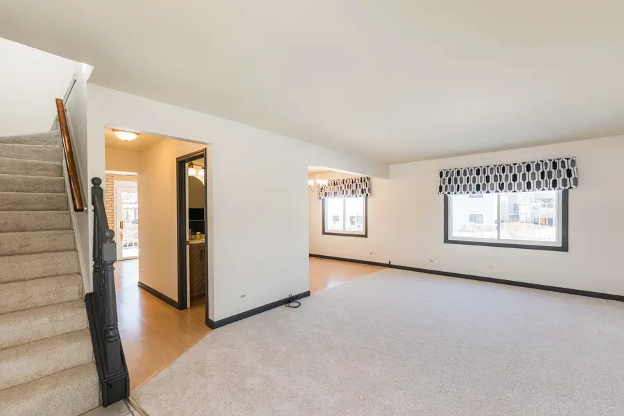 230 Ashley Court, Roselle, IL 60172 - Image #3