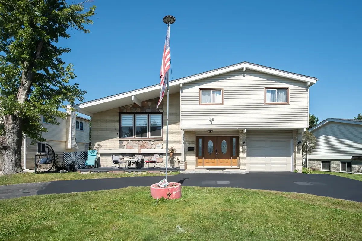 9909 N Huber Lane, Niles, IL 60714 - Image #1