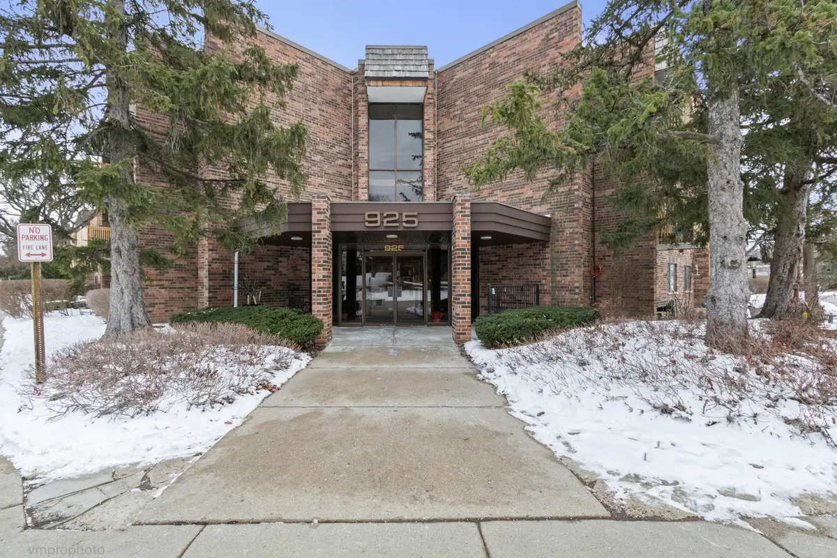 925 Spring Hill Drive #101, Northbrook, IL 60062 - Image #1
