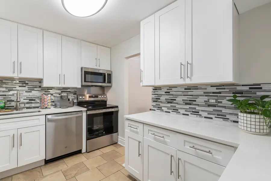 925 Spring Hill Drive #101, Northbrook, IL 60062 - Image #2