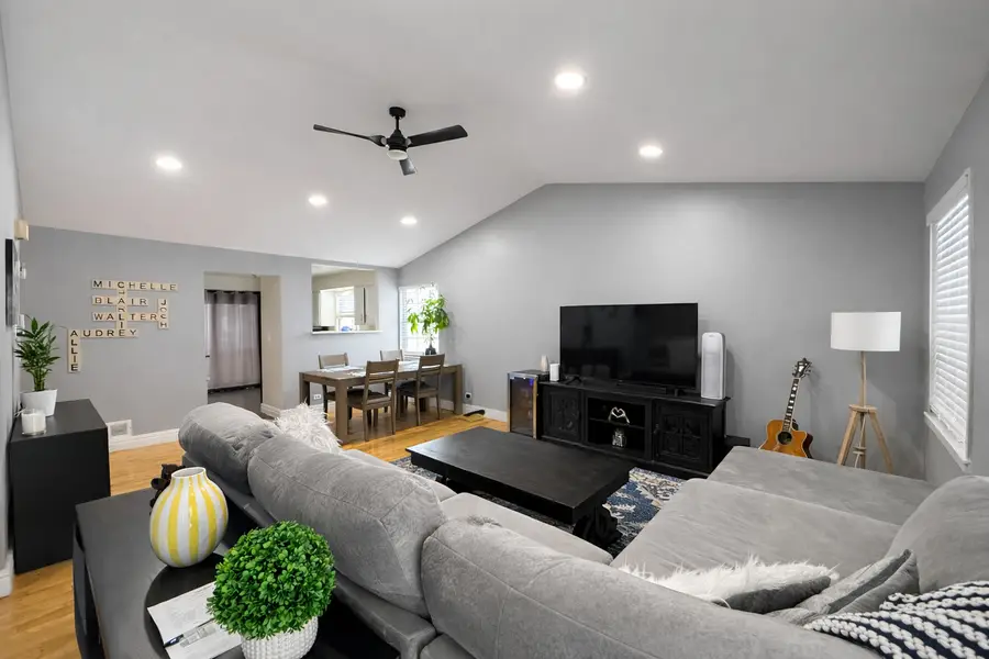 1587 Brookside Drive, Hoffman Estates, IL 60169 - Image #2