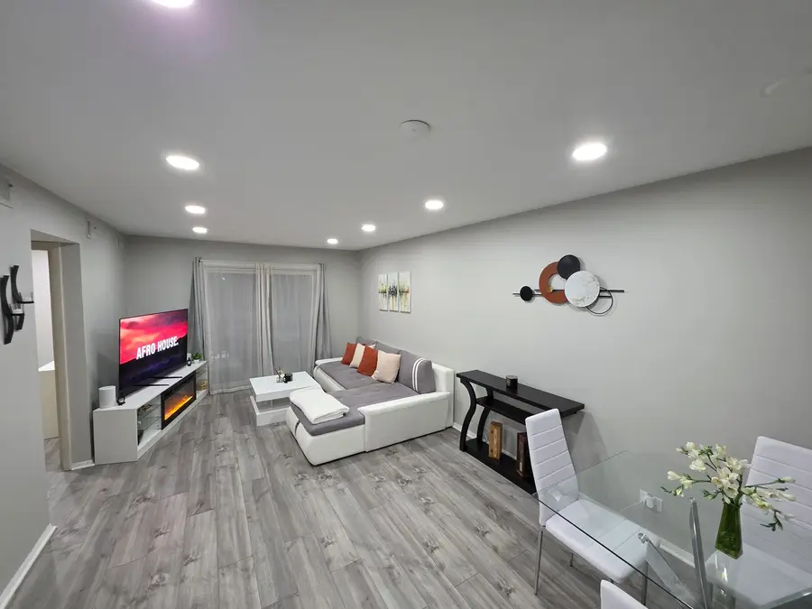 1930 Kenilworth Circle #E, Hoffman Estates, IL 60169 - Image #2