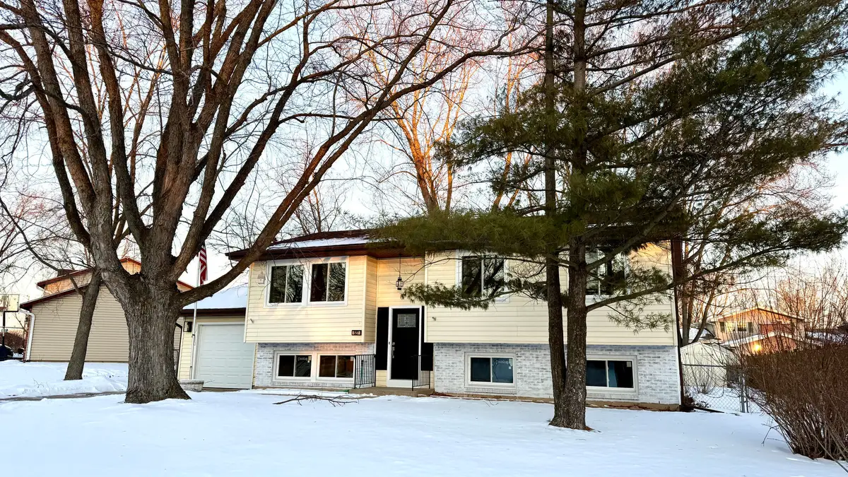 527 Northgate Road, Lindenhurst, IL 60046 - Image #1