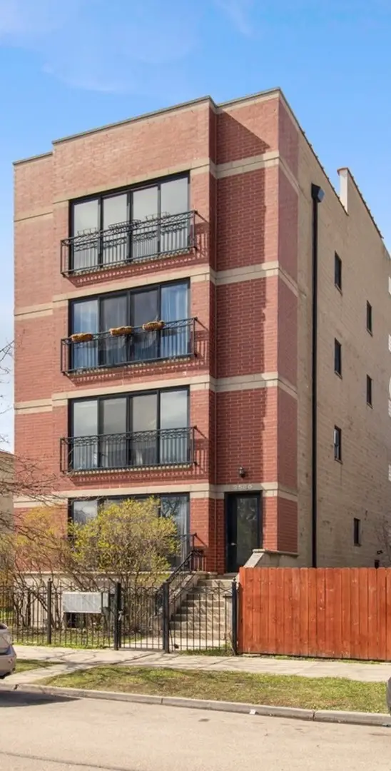 3560 S Giles Avenue, Chicago, IL 60653