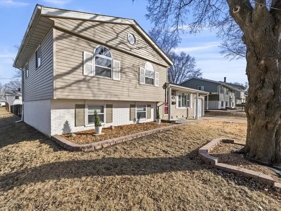 2415 N Hazelwood Avenue, Davenport, IA 52804 - Image #2