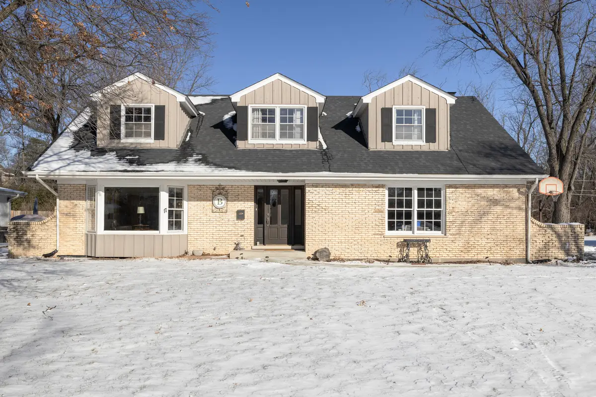 17 Camberley Court, Hinsdale, IL 60521 - #1