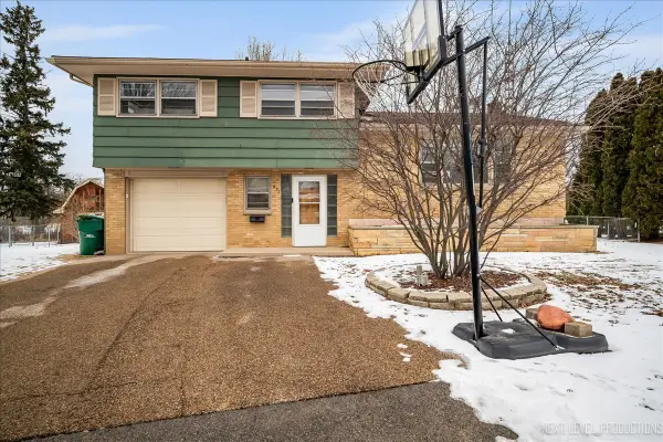 921 Birchwood Drive, Sycamore, IL 60178