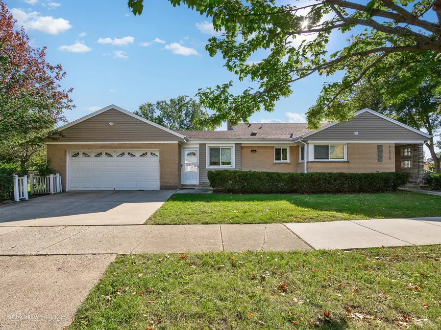 7225 N East Prairie Road, Lincolnwood, IL 60712 - #2
