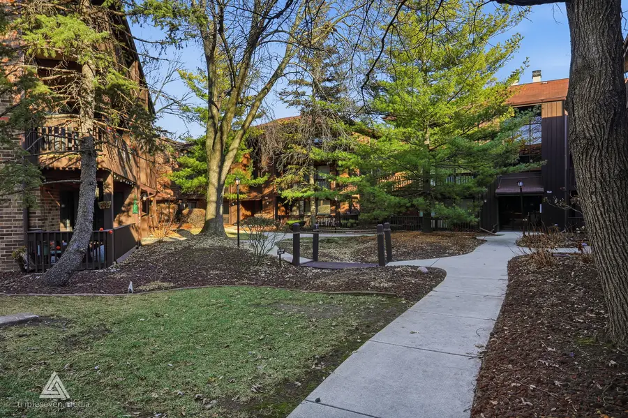 9609 Austin Avenue #W3, Oak Lawn, IL 60453 - #3