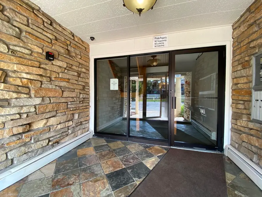 500 Chase Drive #16, Clarendon Hills, IL 60514 - #2