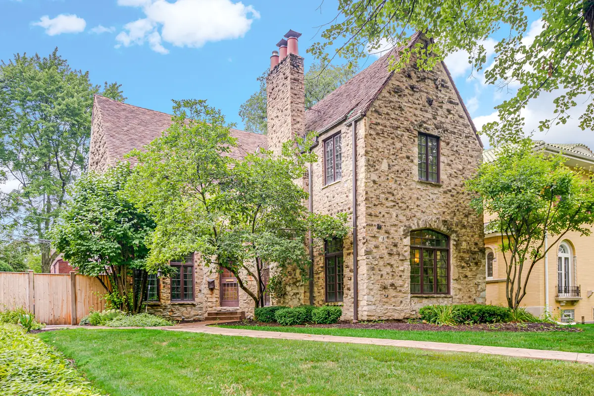 2014 W Hopkins Place, Chicago, IL 60643 - #1