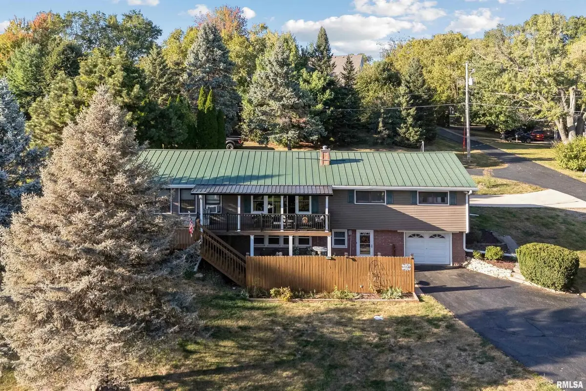 6887 Colonial Avenue, Bettendorf, IA 52722 - #1