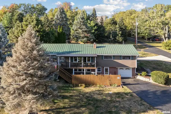 6887 Colonial Avenue, Bettendorf, IA 52722