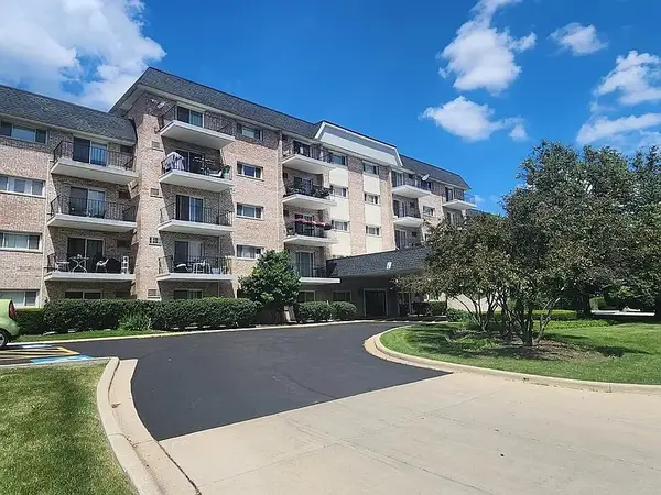 1000 S Lorraine Road #214, Wheaton, IL 60189