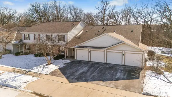 385 Woodview Circle #B, Elgin, IL 60120