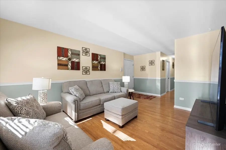 385 Woodview Circle #B, Elgin, IL 60120 - #3